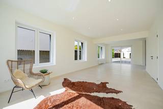 Ontdek deze prachtige instapklare gezinswoning mét ruime loods/hangar (195 m²) – ideaal voor wie wonen en werken of hobby perfect wil combineren...