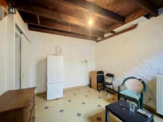 In een rustige zijstraat van de Krijgsgasthuisstraat ontdekt u deze unieke steegwoning. Dit historische pand combineert authentiek Gents karakter met het hedendaagse comfort van een stadswoning. Hier woont u in alle privacy en sereniteit, afgeschermd van de voorbijrazende stadsdrukte.<br /><br />Bij het betreden van het pand stapt u binnen in de geïnstalleerde keuken, die vloeiend overgaat in de aangename eetruimte. Verder beschikt de woning over een verzorgde badkamer, een lichtrijke leefruimte om te ontspannen en een rustige slaapkamer.<br /><br />De locatie is een absolute troef: u geniet hier van een luwte in de stad, terwijl het historische centrum van Gent moeiteloos bereikbaar is. Dankzij de vlakke aansluiting op de Gentse stadsring bent u bovendien in een mum van tijd op alle belangrijke invalswegen.<br /><br />Indeling van de woning:<br /><br />Keuken – eetruimte – badkamer – leefruimte – slaapkamer<br /><br />Praktische info:<br /><br />Beschikbaarheid: Vanaf 08/12/2026<br /><br />Huurprijs: 775,00 EUR<br /><br /><br /><br />Deze AI-visualisaties zijn bedoeld als inspiratie. Er werd geen rekening gehouden met technische specificaties, stedenbouwkundige voorschriften of de concrete mogelijkheden tot realisatie.