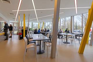 Dit recent gebouwd handelspand (2010) bestaande uit goeddraaiende frituur en twee verhuurde appartementen is gelegen aan een drukke invalsweg...