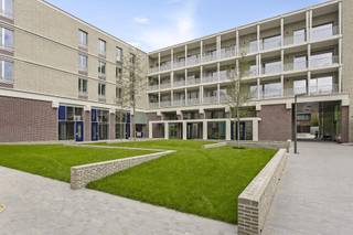 Handelsruimte in Nieuwbouwproject Falconhoven, gelegen aan de Oude Leeuwenrui, een levendige buurt in de nabijheid van ’t Eilandje en het...