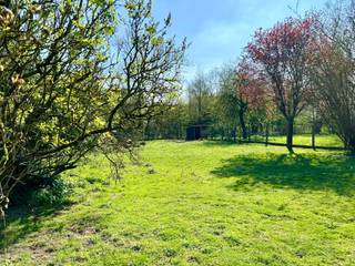 Goedgelegen DEGELIJKE VILLA (onderkelderd) met extra bijgebouw/bouwgrond, op 3090m2, en met een mooi OPEN ZICHT op GROEN. Ideaal voor zelfstandige...