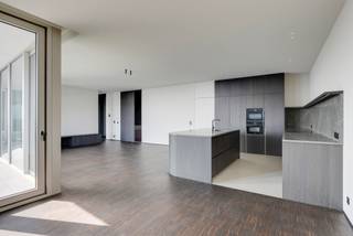 <p><span>Hoog boven de stad, in de Antwerp Tower aan de Frankrijklei, bevindt zich dit stijlvolle appartement van ca. 146 m², op een centrale locatie in het hart van Antwerpen.</span></p>
<p><span>De woning beschikt over een royale leefruimte met open keuken en keukeneiland, twee slaapkamers en een elegant afgewerkte badkamer. De grote raampartijen zorgen voor een aangename lichtinval en bieden een panoramisch uitzicht over de stad. De warme parketvloer, ingebouwde kasten en verfijnde afwerking geven het interieur een tijdloze uitstraling.</span></p>
<p><span>Het langgerekte terras vormt een mooie aanvulling op de leefruimte en biedt de mogelijkheid om op hoogte van het stadszicht te genieten. Een bijzonder appartement voor wie ruim en comfortabel wil wonen, met het bruisende stadsleven binnen handbereik.</span></p>