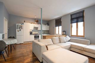 <p>Gelijkvloers wonen in hartje Antwerpen</p>
<p>Dit gelijkvloers appartement bevindt zich aan Klapdorp 64 bus 001 in 2000 Antwerpen, midden in het bruisende stadscentrum. U woont hier op wandelafstand van winkels, horeca, openbaar vervoer en culturele hotspots, met alle dynamiek van de stad binnen handbereik.</p>
<p>Via de inkomhal komt u in de leefruimte die naadloos overgaat in de keuken, uitgerust met alle nodige toestellen. Het appartement telt twee volwaardige slaapkamers, waarvan de grootste slaapkamer directe toegang biedt tot het gezellige koertje. De badkamer is praktisch ingericht met een dubbele lavabo, ligbad en aansluiting voor wasmachine en droogkast. Verder is er een apart gastentoilet. Alles bevindt zich op één niveau, wat het wooncomfort extra versterkt. Buiten geniet u van een privatief koertje van 14 m², een fijne plek om in alle rust te ontspannen midden in de stad.</p>
<p>Het appartement beschikt over een EPC-label D met een energiescore van 354 kWh/m²/jaar. Er is geen renovatieverplichting van toepassing.</p>
<p>Troeven:<br /><br />- Centrale ligging in 2000 Antwerpen<br />- Twee volwaardige slaapkamers<br />- Gezellig koertje van 14m²<br />- Geen renovatieverplichting</p>