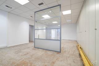 Contact Virginie Wilkin au 0484/06.1000 ou virginie.wilkin@weinvest.be<br />Idéalement situées sur le Boulevard de la Sauvenière, cette surface de 160m² peut être louée en commerce ou bureau.<br /><br />Il se compose comme ceci : <br /><br />* 1 Open Space de 77m²<br />* 1 bureau de 29m² ou deux bureaux de 14 et 15m²<br />* 1 cuisine <br /><br />Loyer mensuel de 1.200 € HTVA / mois<br />Charges communales : 260,00 € HTVA / mois<br />Précompte immobilier : 3.360 €/an soit 270€/mois<br /><br />Compteur séparé / Air conditionné <br /><br />Renseignements et visites : Virginie Wilkin 0484/06.1000
