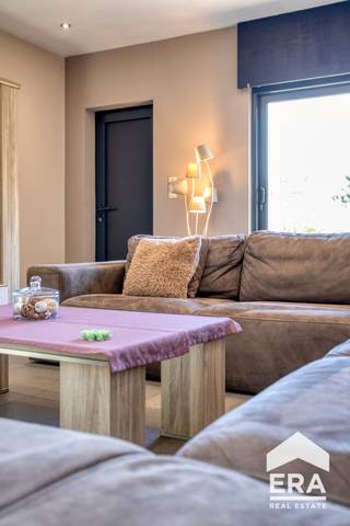 <p>Op zoek naar een woning waar u meteen kunt intrekken, zonder zorgen om bijkomende werken? Deze verzorgde woning ligt op een riant perceel van 343 m², midden in het centrum van Sint-Andries — een absolute toplocatie, op wandelafstand van park De Koude Keuken, winkels, scholen en openbaar vervoer.</p><p><strong>Volledig instapklaar, geen verborgen kosten</strong></p><p>Van de recent vernieuwde kookvuur in de volledig uitgeruste keuken tot de conforme elektrische installatie en het asbestveilig attest: hier wacht u geen enkele bijkomende investering. Dankzij het gunstige EPC-label B (189 kWh/m²jaar) geniet u bovendien meteen van een energiezuinige woning.</p><p><strong>Ruimte, licht en groen</strong></p><p>Een inkomhal leidt naar de lichtrijke leefruimte met zicht op de diepe, groene tuin. Gelijkvloers is er ook al een volledige badkamer met bad én douche. Boven bevinden zich twee volwaardige slaapkamers, een bureau (eenvoudig als derde slaapkamer in te richten) en een apart toilet. Via de vaste trap bereikt u nog een zolderverdieping als hobbyruimte of extra opbergplek. Buiten wacht een uitzonderlijk diepe, private tuin met twee terrassen en een tuinhuis.</p><p><strong>Troeven op een rij:</strong></p><ul><li>Topligging in het centrum van Sint-Andries</li><li>Volledig instapklaar — geen directe kosten</li><li>Perceel van 343 m² met diepe, groene tuin en veel privacy</li><li>EPC-label B (189 kWh/m²jaar)</li><li>Conforme elektrische installatie</li><li>Asbestveilige woning</li></ul><p>Kom zelf een kijkje nemen! Wij verwelkomen u graag!</p>