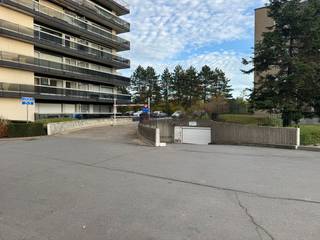 Ruime garage in ondergrondse verdieping. Breedte 3m - diepte 5,9m...