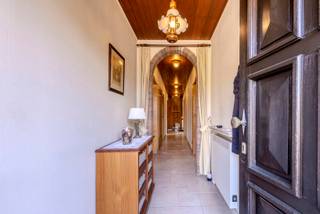 Goed onderhouden laagbouwwoning met 3 slaapkamers, garage en omheinde tuin, gelegen in een rustige buurt doch zeer centraal. <br /><br />Indeling: inkomhal; woonkamer met vele glaspartijen en gezellige houthaard; ruime keuken met zicht op de tuin; aanpalende berging; nachthal; 3 slaapkamers; apart toilet; betegelde badkamer bevat toilet, douche in bad en dubbele lavabo; <br /><br />1V: uittrekbare trap naar de zolder, momenteel ingericht als studio met verwarming. <br /><br />Oprit vooraan met 2x carport; keuken geeft toegang tot een gezellig overdekt terras (2015); garage met automatische poort en voorziening voor WM/DK; volledig omheinde tuin met tuinhuis en bergingen. <br /><br />Algemeen: <br />- EPC label D (geen renovatieplicht) <br />- CV op stookolie met ketel van 2021) <br />- Dak gerenoveerd en geïsoleerd in 2005 <br />- Cetrale ligging nabij scholen, winkels, autostrades, etc.<br /><br />Bekijk zeker de 360° rondgang via onze website (+ mogelijkheid tot opmeten en ontmeubelen).<br />Alle attesten zijn beschikbaar onderaan op onze website. <br />Voor meer info of een bezoek: 0472 22 22 44 of thanee@solittvastgoed.be.