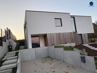 RECENTE NIEUWBOUWWONING MET 3 KAMERS.Richtprijs 439.000 euro Deze woning gebouwd in 2022 is gelegen in een doodlopende straat nabij het centrum van...