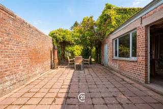 <p>Op een uiterst gunstige ligging in Meire, op wandelafstand van het centrum Zottegem, supermarkten en scholen, bevindt zich deze veelzijdige woning met handelsruimte, grote inpandige garage, verrassend veel opslagplaats en vier slaapkamer.</p><p>Vooraan de woning bevindt zich een handelsruimte die perfect kan dienen voor een zelfstandige activiteit. Aansluitend vindt u een uitzonderlijk ruime inpandige garage met voldoende hoogte voor het stallen van een bestelwagen of dergelijke. Bovendien is hier ook een werkende koelruimte aanwezig.<br />Naast de garage, omvat de woning eveneens een bijkomende werkplaats en kelder, waardoor er heel wat stockagemogelijkheden zijn.</p><p>De leefruimte sluit naadloos aan op de keuken. Op het gelijkvloers bevinden zich ook de badkamer en het toilet.<br />Op de eerste verdieping treft u maar liefst vier volwaardige slaapkamers. De ruime zolderverdieping biedt bovendien de mogelijkheid om nog twee extra kamers te creëren.</p><p>Een absolute troef van deze woning is de buitenruimte. Achteraan geniet u van het gezellige terras en de aangename zuidgerichte tuin, zeldzaam op deze centrale locatie in het hart van Zottegem.</p><p>Een eigendom met veel ruimte, potentieel en dat op een toplocatie. Ontdek zelf de mogelijkheden van deze eigendom tijdens een bezoek ter plaatse!</p>