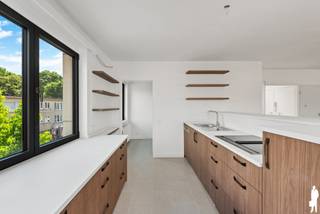 <strong>Stijlvol appartement op de tweede verdieping met 4 slaapkamers en terras in het centrum van Schilde</strong><br /><br /><strong>Dit ruime en stijlvol gerenoveerde (2022) appartement is gelegen op de tweede verdieping van een kleinschalig gebouw in het centrum van Schilde en combineert een hedendaagse afwerking met een praktische indeling. Met vier volwaardige slaapkamers, twee badkamers, een lichtrijke leefruimte en een volledig ingerichte open keuken biedt dit appartement alle comfort voor aangenaam wonen.</strong><br /><br /><strong>Indeling appartement</strong><br />
<ul>
<li>Ruime <strong>inkomhal </strong>met vestiairekast en apart <strong>gastentoilet</strong></li>
<li>Lichtrijke <strong>woon- en eetkamer </strong>op parket, met<strong> grote raampartijen</strong> die zorgen voor een <strong>aangename lichtinval</strong></li>
<li><strong>Volledig ingerichte open keuken</strong> met <strong>kwalitatieve inbouwtoestellen </strong>en dubbele spoelbak</li>
<li><strong>Praktische bijkeuken</strong> met ingebouwde oven</li>
<li><strong>Hoofdslaapkamer </strong>op parket</li>
<li><strong>Een badkamer</strong>, voorzien van ligbad en dubbele lavabo</li>
<li><strong>Tweede slaapkamer</strong></li>
<li><strong>Een</strong> <strong>douchekamer</strong>, voorzien van inloopdouche en lavabo</li>
<li><strong>Derde</strong> en <strong>vierde slaapkamer</strong>, beide op parket en met zicht op het <strong>terras</strong></li>
<li><strong>Afzonderlijke technische ruimte</strong></li>
</ul>
<strong>Terras en buitenruimte</strong><br />
<ul>
<li><strong>Terras </strong>van ca. 9 m² aan de zijde van de derde en vierde slaapkamer</li>
<li>Aangename buitenruimte met plaats voor een gezellige zithoek</li>
</ul>
<strong>Algemeen</strong><br />
<ul>
<li>Gelegen op de tweede verdieping, uitsluitend bereikbaar via de trap</li>
<li>Verwarming op gas d.m.v. radiatoren/convectoren</li>
<li><strong>Conforme elektrische keuring</strong></li>
<li><strong>Ruime, afgesloten private kelderberging (ca. 14 m²)</strong></li>
<li><strong>Heden verhuurd</strong></li>
<li>Stedenbouwkundige inlichtingen in aanvraag</li>
</ul>
<strong>Uitstekend gelegen in het centrum van Schilde, met winkels, horecazaken en diverse voorzieningen op wandelafstand. De centrale ligging zorgt voor een aangename combinatie van comfortabel wonen en dagelijkse bereikbaarheid.</strong><br /><br /><strong>Een ruim appartement met vier slaapkamers, twee badkamers en een aangenaam terras, op een gegeerde locatie in het hart van Schilde!</strong>