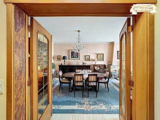 Deze stijlvolle bel-étage combineert licht, ruimte en functionaliteit op een doordachte manier, ideaal voor wie comfort en flexibiliteit waardeert.<br /><br />Het gelijkvloers verwelkomt u met een inkomhal met maatwerkkasten, een aparte kamer met badkamer (perfect als gastenverblijf, praktijk of thuiswerkplek), ruime garage en oprit voor minstens twee wagens. Achteraan ligt een zonnige ZW-tuin met terras, ideaal voor ontspanning en lange zomeravonden.<br /><br />Op de eerste verdieping vindt u een lichtrijke leefruimte met grote glazen deur naar de eetkamer en salon, aansluitend de volledig geïnstalleerde keuken. <br /><br />Verder op deze verdieping bevinden zich:<br />1 ruime masterbedroom met rustgevend uitzicht op de tuin. Een gastentoilet met handenwasser, een verzorgde badkamer met lavabo en bad/douche.<br /><br />!De voorgevel heeft als 'zicht' ook een 2de verdieping maar is gewoon het plat dak achter de gevel vandaag. Mits zelf een bouwvergunning aan te vragen zou je hierop een 2de verdiep kunnen bouwen.!<br /><br />Kortom: <br />Centraal gelegen bel-étage met karakter: ZW-tuin, ruime garage + oprit, multifunctionele ruimte en veel lichtinval. <br />Op wandelafstand van scholen, winkels, sportfaciliteiten en vlot bereikbaar via de autosnelwegen. <br />Interesse? Contacteer Laila via laila@immodor.be of mobiel 0477/30 85 59.<br /><br />Stedenbouwkundige inlichtingen - mogelijkheid tot uitbreiding van 1 extra verdiep.