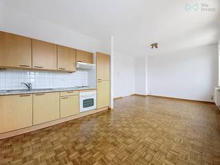 Tel : +32 475 71 63 52 // Email : matthieu.goffin@weinvest.be<br /><br />We Invest vous propose ce studio avec espace nuit à louer, situé avenue des Frères Goemaere 48, à Auderghem. Le bien se compose d’un hall d’entrée, d’un séjour, d’une cuisine ouverte sur ce dernier, d’un espace nuit ainsi que d’une salle de douche. <br />Le preneur bénéficiera également d’un accès à un espace buanderie situé en sous-sol du bâtiment, prévu pour les machines à laver.<br /><br />L’appartement se trouve dans un quartier agréable d’Auderghem, à proximité directe de Herrmann-Debroux, des transports en commun, des commerces et des grands axes. La localisation permet également de rejoindre facilement la E411 ainsi que la Forêt de Soignes. Vous êtes à 15 minutes de l'ULB en transports en commun. <br /><br />Loyer : 900 €/mois<br />Charges : 50 €/mois comprenant l’entretien des communs et une provision pour l’eau froide<br />PEB : G <br /><br />Le bien est disponible immédiatement ! Pour d’autres biens en exclusivité, visitez www.weinvest.be