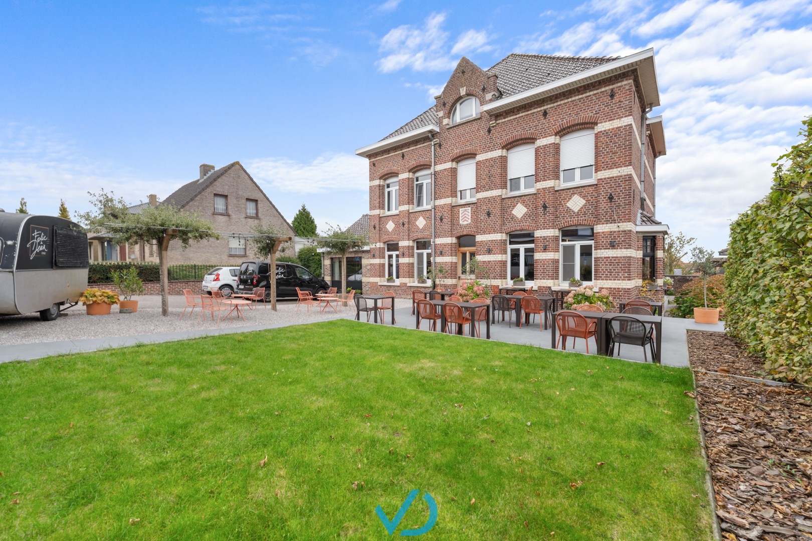 Uniek gerenoveerd erfgoedpand met restaurant, twee appartementen en prachtige tuin in hartje Nieuwkerke! - foto 3