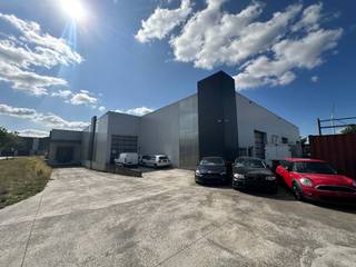 Deze verhuurde loodsen zijn gelegen vlakbij het kanaal Gent-Terneuzen, in de haven van Gent. Uiterst goed gelegen nieuwbouw...