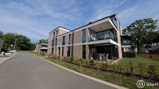 Centraal, rustig en energiezuinig wonen met alle comfort!<br /><br />Dat kan in dit ruime nieuwbouwappartement van 95 m2 met groot terras en twee slaapkamers. Inclusief onderdergrondse parkeerplaats en privé-kelderberging.<br />Mooi gelegen in de woonbuurt Kleine Hemmenweg en vlakbij het centrum van Zonhoven. Deze locatie is een nieuwe verkeersarme woonbuurt met appartementen en woningen en is omringd door groen dat in aanleg is.<br />Energiezuinig met eigen zonnepanelen!<br /><br />Het appartement is gelegen op de eerste verdieping. Lift in het gebouw.<br /><br />Je komt binnen in de inkomhal met apart toilet en ruimte voor vestiairekast. Apart toilet met handwasbakje. In de leefruimte valt de lichtinval onmiddellijk op door de grote raampartijen en het schuifraam naar het ruime terras.<br />De maatkeuken is voorzien van een eiland en van alle comfort en de toestellen zijn van Whirlpool. Langs de keuken is de berging met ruimte voor wasmachine en droogkast. Afgesloten nachtgedeelte met 2 ruime slaapkamers met grote ramen, laminaatvloer, internet- en TV-aansluiting. In de ruime badkamer is er een inloopdouche met vaste regenkop en handsproeier, badmeubel met dubbele lavabo, mengkraan en spiegel met verlichting.<br /><br />Inclusief privé-parking in de kelder nr. 20 en privé-kelderberging.<br />Gemeenschappelijke afgesloten fietsenstalling.<br /><br />Voor het afval zijn er ondergrondse containers op het terrein (PMD en restafval)/<br /><br />Kortom, dit appartement heeft alle comfort om te voldoen aan de hedendaagse energie- en woonnormen.<br /><br />Benieuwd? Stel je kandidaat via onze website https://optie-m.be/nl/te-huur en klik vervolgens op "ik ben kandidaat".<br />