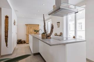 Prachtig uitgeruste duplex (slechts 2 wooneenheden in het gebouw) met 2 slaapkamers en zongericht terras op een toplocatie in het centrum...