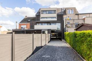 Ontdek dit prachtig appartement in het centrum van Bornem, waar comfort, energiezuinigheid en een uitstekende ligging perfect samenkomen.<br />Het appartement verkeert in topstaat en is volledig instapklaar. De aangename leefruimte biedt een comfortabele woonomgeving en sluit aan op een volledig uitgeruste keuken, voorzien van alles wat je nodig hebt voor dagelijks comfort.<br />Verder beschikt het appartement over 2 volwaardige slaapkamers en een moderne badkamer, eveneens in uitstekende staat.<br />Een absolute troef is het fantastische EPC-label B, waardoor je geniet van een bijzonder energiezuinige woning en lage energiekosten.<br />Daarnaast beschikt het appartement over een aangenaam terras, ideaal om rustig te genieten van een koffie of een zomerse avond. Een eigen staanplaats zorgt bovendien voor extra comfort en parkeergelegenheid.<br /><br />Een energiezuinig en instapklaar appartement op een toplocatie in Bornem. Zeker een bezoek waard!<br />