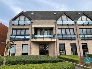 Ruim en instapklaar appartement met 2 slaapkamers en 2 terrassenBij het binnenkomen word je verwelkomd in een inkomhal die toegang biedt tot een...