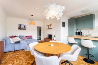 Modern en gerenoveerd 2 slaapkamer appartement met terras en garagebox gelegen op de tweede verdieping in populaire "Vogeltjeswijk" te Hoboken...