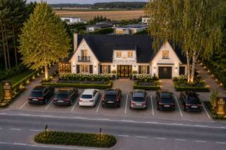 <p>Dankzij haar gunstige bestemming en strategische ligging te Astridlaan in Geraardsbergen biedt dit pand tal van mogelijkheden voor een professionele invulling.</p><p>De centrale ligging, vlotte bereikbaarheid en sterke visibiliteit maken dit pand uitermate geschikt voor wie op zoek is naar een locatie voor het uitbouwen van een zelfstandige activiteit, professionele praktijk,...</p><p>Binnen de geldende voorschriften leent deze eigendom zich perfect voor diverse invullingen, waaronder:<br />-  Kantoorfuncties<br />- Vrije beroepen<br />- Dienstverlenende activiteiten<br />- Lokale ambachtelijke activiteiten</p><p>Deze eigendom doet momenteel dienst als gezinswoning.<br />Echter dankzij de flexibele mogelijkheden vormt dit pand ook een interessante opportuniteit voor wie residentieel gebruik wenst te combineren met een beroepsactiviteit.                              De weergegeven beelden zijn visualisaties die een mogelijke toekomstige inrichting of renovatie illustreren. Deze beelden zijn louter indicatief en vormen geen weergave van de huidige situatie.<br /> </p><p>Kortom, een eigendom met uitzonderlijk potentieel op een gegeerde locatie in Geraardsbergen.</p>