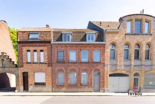 Wonen in hartje Ieper, op een boogscheut van de Menenpoort én net buiten de drukte? Deze charmante stadswoning biedt het beste van twee werelden: een centrale ligging én een rustige thuisbasis.<br /><br />De woning verwelkomt je met een gezellige zithoek en een open eetruimte die mooi aansluit op de praktische, volledig uitgeruste keuken. Achteraan bevindt zich een handige wasberging met apart toilet, en een knusse stadskoer waar je in alle privacy buiten kan ontspannen.<br /><br />Boven vind je drie slaapkamers, een aparte dressingruimte en een ruime badkamer met zowel bad als douche – ideaal voor wie houdt van comfort en functionaliteit.<br /><br />Troeven op een rij:<br /><br />Uitstekende ligging vlak bij de Menenpoort<br />Gezellige leefruimte en moderne keuken<br />3 slaapkamers + dressing<br />Badkamer met bad én douche<br />Wasberging met apart toilet<br />Stadskoer voor gezellige buitenmomenten<br /><br />📞 Interesse? Contacteer Maud, Celine of Thijs:<br />📲 051 57 54 61<br />📧 celine@grouptrybou.be | thijs@grouptrybou.be | maud@grouptrybou.be