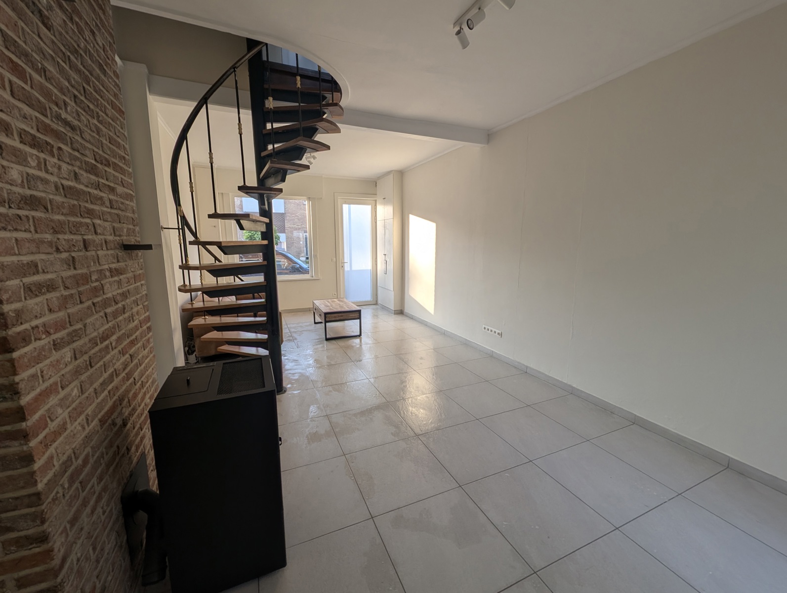 Gerenoveerde rijwoning met 2 slaapkamers - foto 4