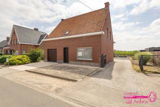 * Ruime alleenstaande woning met landelijk zicht vanuit de tuin<br />* Centrale en vlot bereikbare ligging<br />* Bouwjaar 1966<br />* Grondoppervlakte 732M²<br />* Verdiep - 1 : droge kelder<br />* Verdiep 0 : inkomhal - living - keuken - veranda - badkamer - inpandige garage - koterij en veel opbergruimte<br />* Verdiep 1 : nachthal - 3 slaapkamers - zolderruimte (mogelijks nog in te richten met extra slaapkamers)<br />* EPC : Label F : 544 kWh / (m² jaar) UC 3903284<br />* Vg/Wg/Vv/Gvkr/Gmo<br />* Beschikbaar bij notariële akte