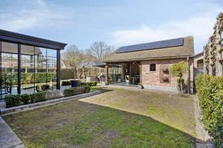 Deze mooi afgewerkte en goed onderhouden woning is rustig gelegen te Beverlo (Beringen) en geniet een vlotte verbinding naar het centrum van Beringen, Ham, Leopoldsburg, Tessenderlo en de E313. <br /><br />Je betreed de woning via een inkomhal, voorzien van een gastentoilet. Een dubbele deur geeft toegang tot de ruime leefruimte van +/- 80 m², bestaande uit een eethoek met een aansluitende open keuken, een verlaagde knusse TV hoek op parket met TV meubel en gashaard, en een recente knappe en lichtrijke aanbouw met toegang tot en zicht over de volledige tuin, voorzien van een airco en zonnescreen.<br /><br />De keuken is volledig uitgerust met een Boretti 5-pits gasvuur met 3 ovens, Miele stoomoven, koelkast met diepvries, vaatwasser en dampkap. Aansluitend is er een wasplaats met ingebouwde kasten, inloopdouche en lavabo. Verder is er een garage met 2 elektrische poorten, voorzien van een zolder.<br /><br />Op de verdieping geeft de nachthal toegang tot 3 slaapkamers, een dressing en een badkamer met groot bad, ruime dubbele inloopdouche, dubbele lavabo en toilet. Eén van de slaapkamers is een kleine kinderkamer, dewelke uitgebreid kan worden door de naastgelegen dressing erbij te betrekken. Vanuit de andere kinderkamer heb je via een vaste ganzentrap toegang tot de zolderverdieping, dewelke heden ingericht is als logeerkamer en bureauruimte. Deze kinderkamer kan ingericht worden als dressing met vaste trap naar de zolderverdieping, dewelke dan kan fungeren als 3de ruime kinderslaapkamer. <br /><br />De tuin werd volledig aangelegd en afgesloten. Vooraan zijn er tal van parkeerplaatsen. Achteraan is er een knappe poolhouse met aangrenzend terras voorzien.<br /><br />Verwarming op aardgas (deels vloerverwarming) | zonnepanelen: +/- 8.000 kWh | thuisbatterij: 10 kWh | regenwaterput van 10.000 L