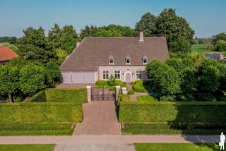 Statige villa met kantoor/ praktijk nabij het centrum van Hoogstraten met vrij uitzicht! <br /><br />GELIJKVLOERS: <br />- Royale woonkamer van ca. 81m² voorzien van antieke schouw en houtkachel met uitzicht over terras/tuin en landerijen.<br />- Sfeervolle woonkeuken voorzien van alle inbouwapparatuur<br />- kantoor<br />- Berging en ruime waskamer<br />- kantoor of praktijkruimte van ca. 100m² met houtkachel <br />- Inpandige garage voor 3 auto's <br /><br />VERDIEPING:<br />- Masterbedroom met aparte dressingkamer<br />- Drie ingerichte badkamers<br />- 4 extra Slaapkamers waarvan één met eigen badkamer <br />- Linnenkamer<br /><br />ZOLDER: <br />- Ruime zolder van ca 100m² welke nu dienst doet als opbergruimte. <br /><br />BIJZONDERHEDEN:<br />- Prachtig volledig omheinde aangelegde tuin met vijver en meerdere terrassen<br />- Tuinberging van ca. 50m²<br />- Buitenverlichting en recent vernieuwe automatische beregening<br />- Waterput welke zuiver drinkwaar water biedt <br />- Alarmsysteem <br />- Domotica<br />-Technisch volledig gereviseerd in 2023.<br /><br />Kortom: een unieke villa met duurzame materialen!