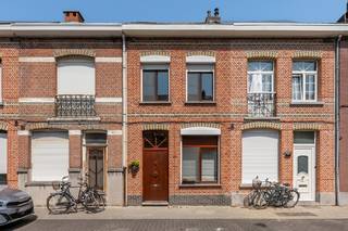 Rijwoning met 1 slaapkamer ( mogelijk 2 ), zolder en stadstuin. Renovatieverplichting. EPC = 497. Uitstekende ligging. Voor verdere info of...