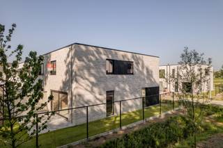 Ben jij op zoek naar een nieuwbouwwoning waar je snel kan intrekken? <br /><br />Ontdek deze halfopen bebouwing op het lot 26 in onze gezinsvriendelijke nieuwe wijk in Ruddervoorde.<br /><br />De lichtrijke open leefruimte loopt naadloos over in de prachtige eilandkeuken met naastgelegen berging. Eetkamer &amp; keuken geven uit op het terras.<br /><br />Op de verdieping hebben we 3 ruime slaapkamers, een complete badkamer, apart toilet én berging.<br /><br />Dankzij zonnepanelen en een slim ventilatiesysteem wordt jouw nieuwe thuis zeer energiezuinig (A-label) en voorzien van alle comfort. <br /><br />Ook jouw zongerichte terras, de carport, het tuinhuis, jouw gazon én de tuinafsluiting zijn al afgewerkt.  <br /><br />Waar wacht je nog op? Kom even binnenkijken. 