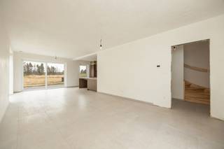Deze halfopen nieuwbouwwoning in de Emiel Verhaerenstraat in Leopoldsburg biedt 190 m² bewoonbare oppervlakte op een perceel van ca. 500 m². De woning is volledig afgewerkt en instapklaar, waardoor je hier meteen van het hedendaagse wooncomfort kunt genieten.<br /><br />Via de inkomhal met gastentoilet en trap kom je in de ruime, lichtrijke leefruimte. De zithoek en eethoek sluiten mooi aan op de open keuken met kookeiland, die volledig is uitgerust. Aansluitend bevindt zich een praktische berging.<br /><br />Op de eerste verdieping zijn er drie volwaardige slaapkamers, een apart toilet en een badkamer met bad, inloopdouche en dubbele lavabo. De zolderverdieping is volledig inrichtbaar en biedt de mogelijkheid om twee bijkomende slaapkamers, een hobbyruimte of thuiskantoor te creëren.<br /><br />Achteraan geniet je van een ruime noordoostgerichte tuin met terras. De eigen oprit biedt plaats aan meerdere wagens.<br /><br />Met een EPC-score van 31,87 kWh/m²/jaar, een S-peil van 24 en een E-peil van 19 is de woning bijzonder energiezuinig. De warmtepomp zorgt voor de verwarming van de woning, inclusief de slaapkamers. De woning valt niet onder de renovatieverplichting.<br /><br />De aankoopprijs wordt opgesplitst in een deel onder registratierechten voor het grondaandeel en een deel onder btw op de constructie.<br /><br />Troeven:<br />- Volledig afgewerkte nieuwbouwwoning<br />- Mogelijkheid tot 5 slaapkamers<br />- Ruime noordoostgerichte tuin met terras<br />- Oprit voor meerdere wagens<br />- Opsplitsing registratierechten en btw