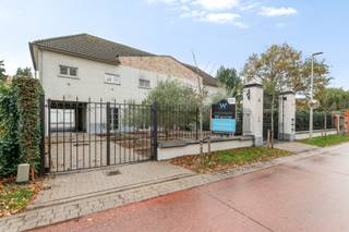 Dit schitterende penthouse is gevestigd in een stijlvol gerenoveerde graanschuur uit de jaren '40. Het karaktervolle, volledig vernieuwde gebouw is omgevormd tot drie luxe appartementen en biedt een ongeëvenaarde woonsfeer. Het gebouw is gelegen in een autoluwe fietsstraat, nabij het centrum van Kapellen. Hier geniet u van de serene omgeving, omgeven door groen en stilte.<br /><br />Bij binnenkomst via de smeedijzeren poort, wordt u verwelkomd door een fraai aangelegde voortuin en een indrukwekkend houten inkomportaal. Deze entree geeft al direct een warm en uitnodigend gevoel.<br /><br />Het unieke appartement combineert modern comfort met een stijlvolle afwerking en verwelkomt u via een ruime inkomhal, voorzien van een gastentoilet en ingemaakte vestiairekasten. De hal leidt naar de royale leefruimte van +/- 50 m², afgewerkt met een elegante parketvloer en ramen die zorgen voor een overvloed aan natuurlijk licht. De open designkeuken is een ware eyecatcher en geheel uitgerust met hoogwaardige inbouwtoestellen, maatkasten en een groot eeteiland met plek voor zes Personen. Aangrenzend vindt u een praktische berging en een compact overdekt buitenterras. Centraal in het appartement geven grote schuiframen toegang tot het grote zuidwest georiënteerde terras, waar u kan genieten van een prachtig verzicht. <br /><br />Daarnaast beschikt het appartement over twee comfortabele slaapkamers van respectievelijk 13 m² en 12 m², een praktische berging/waskamer en een smaakvol ingerichte badkamer met een ligbad, een dubbele wastafel en een tweede toilet.<br /><br />Achteraan is een private garagebox met automatische poort en een gemeenschappelijke fietsenberging voorzien. <br /><br />** Dit appartement beschikt over volgende troeven:** <br />- Private garagebox mee inbegrepen<br />- Kleinschalig gebouw met lage gemeenschappelijke lasten <br />- Rustige en groene omgeving <br />- Zonnig terras met optimale zuidwest oriëntatie <br />- Elektriciteit conform <br />- Goede bereikbaarheid van winkels, invalswegen en de "fietsostrade" naar Antwerpen<br /><br />Overtuig uzelf van de charme, het comfort en de prachtige omgeving tijdens een bezoek ter plaatse!<br /><br /><br />* Wolf Vastgoed – waar uw woonwensen werkelijkheid worden *