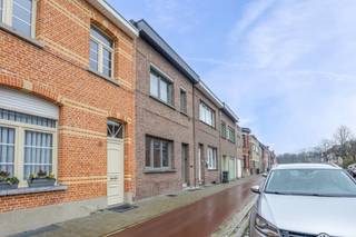 <p>Prachtig volledig gerenoveerde woning in het hart van Wijnegem</p>
<p>Mis deze unieke kans niet en plan vandaag nog uw bezoek. Contacteer Arno via arno@reds.be of telefonisch op +32 498 66 21 41.</p>
<p>De woning werd met oog voor detail en vakmanschap afgewerkt en combineert moderne afwerking met een praktische indeling. De woning is gelegen in een rustige en aangename straat in Wijnegem, een groene en gegeerde gemeente vlakbij Antwerpen. U geniet hier van een vlotte bereikbaarheid, nabijheid van scholen, winkels en sportfaciliteiten en op korte afstand van Wijnegem Shop Eat Enjoy</p>
<p>Bij het binnenkomen wordt u verwelkomd in een ruime en lichtrijke woonkamer waar grote raampartijen zorgen voor een aangename natuurlijke lichtinval. Aansluitend bevindt zich de volledig geïnstalleerde open keuken, het kloppende hart van de woning. Vanuit de keuken heeft u directe toegang tot de ruime tuin, die deels is aangelegd met onderhoudsvriendelijk kunstgras. Achteraan de tuin bevindt zich bovendien een praktisch berghok dat perfect kan dienen voor extra stockage. Op het gelijkvloers vindt u verder nog een wasruimte, een eerste badkamer met een toilet en een kelder die extra opbergruimte biedt.</p>
<p>Op de eerste verdieping bevinden zich drie ruime slaapkamers die met zorg werden afgewerkt en voorzien zijn van automatische zonneschermen voor optimaal comfort. Daarnaast is er een tweede badkamer aanwezig en beschikt de woning in totaal over drie toiletten, waarvan één op het gelijkvloers en twee op de bovenverdieping.</p>
<p>Extra troeven zijn de recente totaalrenovatie met kwalitatieve materialen en de aanwezigheid van zonnepanelen, wat zorgt voor een energiezuinige en toekomstgerichte woonoplossing.</p>