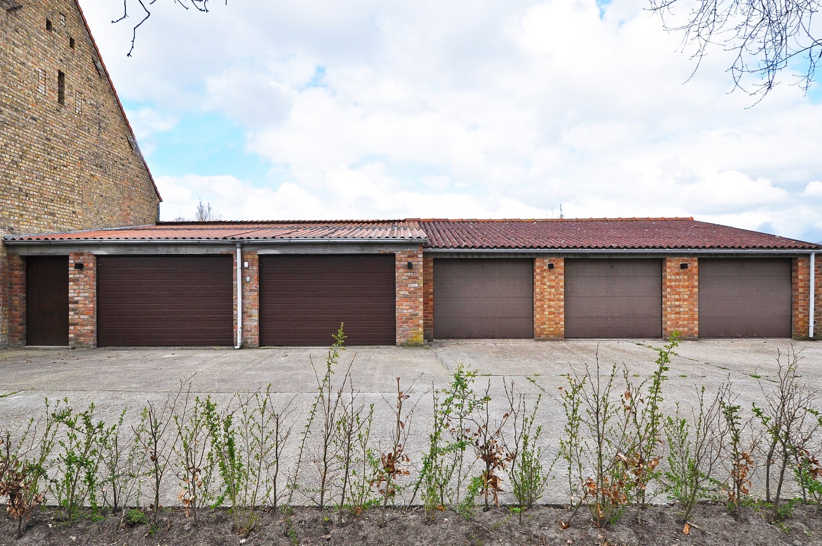 Gesloten garagebox nr.2 te Assebroek langs Baron Ruzettelaan.