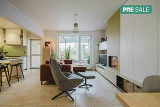 MISE EN PAGE : Rez-de-chaussée : - hall d'entrée- un espace de vie lumineux avec un coin repas meublé et une cassette à bois- cuisine...