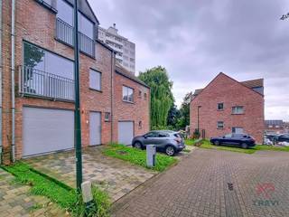 FOREST, aan de grens van Ukkel, in een afgelegen straat, dicht bij het openbaar vervoer en alle voorzieningen, prachtige woning van ± 172 m²...