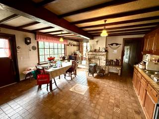 Te renoveren authentieke halfopen woning met goed onderhouden en ruime tuin (810m²) in het centrum van Adinkerke.De woning heeft een bewoonbare...