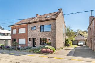 Deze leuke woning is goed gelegen in een verkeersluwe straat en nabij scholen, winkelcentra, sportfaciliteiten, het provinciedomein Kessel-Lo, de op/afrit van de E314 en op 10min fietsen van het centrum van Leuven!<br /><br />In maart 2026 werden de oude ramen vervangen door nieuwe ramen met driedubbel glas en aluminium schrijnwerk. De woning is bovendien voorzien van een installatie met zonnepanelen met een vermogen van 4900Wp en op de oprit is een laadpunt voor elektrische wagens voorzien. <br /><br />Bestaande uit een inkomhal met een apart toilet, een ruime en lichtrijke leefruimte met een zit- en een eetplaats, een moderne en open keuken en een aanbouw met een bureau en een leeshoek. Op de eerste verdieping zijn 3 ruime slaapkamers, een badkamer en een nachthal voorzien. Op de tweede verdieping zijn een nachthal, een vierde slaapkamer en twee bergingen voorzien. De woning is deels onderkelderd. Naast de woning is een oprit voorzien met een garage. <br /><br />De tuin is goed georiënteerd, voorzien van verschillende terrassen en ook bereikbaar via de oprit.<br /><br />EPC 133kWh(B-label)! Niet-overstromingsgevoelig! <br /><br />Indien u deze leuke woning graag bezoekt dan kan u mij steeds bereiken via arnaut@immojanstas.be of op 0495292080.<br /><br />Bijkomende info (EPC, bodemattest, elektriciteitsattest, enz...) kan U hier downloaden ↓