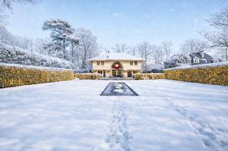 Deze prachtige Long Island villa op een mooi perceel van 2060m² met zuidwestelijke oriëntatie, combineert een luxueus hedendaags comfort met...