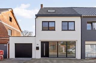 Voor meer info en foto’s, surf naar www.swevers.be – In Kwaadmechelen vind je deze gesloten bebouwing met een verrassend ruime indeling en tal van mogelijkheden voor wie op zoek is naar een comfortabele gezinswoning. De woning werd gebouwd in 1952 en beschikt over een bewoonbare oppervlakte van circa 239 m² op een perceel van 431 m². Binnenin geniet je van een praktische structuur met meerdere leefruimtes en vier slaapkamers.<br />Via de inkomhal bereikt u op het gelijkvloers een aparte bureauruimte, ideaal als thuiswerkplek. Deze ruimte kan eveneens ingericht worden als handelsruimte of praktijk. Verder kom je in een ruime woonkamer die aansluit op een tweede zithoek, waardoor verschillende indelingen mogelijk zijn. Centraal ligt de keuken van 14,94 m², met aansluitend een wasruimte, badkamer en apart toilet. Daarnaast zijn er nog een werkplaats, berging en een ruime garage van 28,49 m².<br />Op de eerste verdieping bevinden zich twee ruime slaapkamers van 22,27 m² en 14,02 m². De tweede verdieping telt nog twee extra kamers van 13,60 m² en 11,87 m², ideaal als kinder-, logeer- of hobbykamer. Extra bergruimte vind je in de kelder van 11,56 m².<br />De zuidgerichte tuin zorgt voor veel zon en biedt mogelijkheden om een aangename buitenruimte te creëren. De ligging is bovendien erg praktisch: winkels op 500 meter, scholen en restaurants op ongeveer 1 km, openbaar vervoer op 15 meter en de snelweg op slechts 3 km. Een interessante woning met veel ruimte en potentieel voor gezinnen. Voor meer informatie, bel 011 255 155. Bron bewoonbare oppervlakte: EPC – verslag.