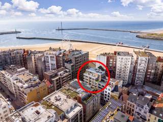 C’est avec grand plaisir que nous vous présentons la Résidence Starliner, un projet immobilier neuf, élégant et contemporain, situé à l’angle de la Hofstraat et de la Londenstraat à Ostende, à proximité du chenal du port et à quelques pas de la mer et de la plage. Cette résidence à taille humaine comprend un espace commercial, 10 appartements confortables de 2 ou 3 chambres ainsi qu’un spacieux penthouse. Les appartements offrent des espaces de vie agréables et intelligemment agencés, de grandes baies vitrées ainsi que de généreuses terrasses. L’association de briques de parement et de béton architectonique confère à l’ensemble une allure moderne, chaleureuse et intemporelle. Le confort pratique a également été soigneusement étudié. Des caves privatives sont prévues au sous-sol, tandis qu’un vaste local à vélos facilement accessible se trouve au rez-de-chaussée. Le jardin commun apporte une agréable touche de verdure à la résidence. Il est également possible d’acquérir un emplacement de parking situé en face de l’immeuble. La situation exceptionnelle constitue un véritable atout. Le centre animé d’Ostende, la digue, la plage, les transports en commun, les commerces et les restaurants se trouvent tous à distance de marche. Que vous recherchiez une résidence principale, une seconde résidence à la mer ou un investissement immobilier intéressant, la Résidence Starliner offre une belle combinaison entre situation privilégiée, architecture contemporaine et confort de vie. Intéressé(e) ? Contactez-nous pour plus d’informations sur les appartements disponibles, les prix ou pour fixer un rendez-vous.