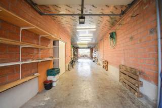 Magazijn op uitstekende ligging met aan de straatzijde een automatische poort (H: 2,8 B:2,7). Oppervlakte magazijn: 69m². Buitenruimte: 76m²...