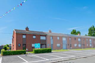 <p>Deze verrassend ruime woning in Gullegem biedt alle troeven voor wie op zoek is naar een comfortabele gezinswoning met veel mogelijkheden.</p>
<p>Via de inkomhal met gastentoilet bereikt u de lichtrijke leefruimte, bestaande uit een gezellige woonkamer en eetkamer, met aansluitend de praktische keuken.<br />Op het gelijkvloers bevindt zich bovendien een extra kamer die perfect dienst kan doen als slaapkamer, bureau of speelruimte. <br />De berging en inpandige garage zorgen voor extra comfort en voldoende bergruimte.</p>
<p>Op de verdieping beschikt de woning over vier volwaardige slaapkamers, met de mogelijkheid om een vijfde kamer te creëren, en een badkamer.</p>
<p>Dankzij deze flexibele indeling is de woning geschikt voor zowel jonge gezinnen als wie extra ruimte wenst voor thuiswerk of hobby’s. De gunstige ligging, vlakbij scholen, winkels en belangrijke invalswegen, maakt het dagelijkse leven bovendien bijzonder praktisch. Een ruime woning met tal van mogelijkheden, klaar om volledig naar uw eigen smaak ingericht te worden.</p>
<p></p>
<p>Contacteer ons snel voor meer informatie of een bezoek!</p>