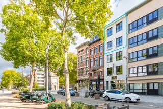 <strong>Karaktervolle duplex met zicht op het Zuiderdokkenpark </strong><br /><br />Deze charmante duplex combineert authentieke details met hedendaags comfort en een toplocatie op de Vlaamse Kaai, met uniek uitzicht op het nieuwe Zuiderdokkenpark.<br /><br />Via de lift kom je rechtstreeks binnen op de derde verdieping in de leefruimte, waar de authentieke lichtkoepel meteen karakter toevoegt. Dankzij de grote raampartijen geniet je hier van een zee aan licht. Er is een aparte keuken met aangenaam zuidoostelijk terras, en wie nog meerwaarde wil creëren kan eenvoudig een open keuken integreren in de leefruimte.<br /><br />De benedenverdieping (eveneens bereikbaar met de lift) biedt een gerenoveerde badkamer met twee wastafels inclusief toilet en daarnaast twee volwaardige slaapkamers met ingemaakte kasten, waarvan één met aansluitende wasberging. <br /><br />Het hele jaar door wooncomfort wordt verzekerd dankzij de geïnstalleerde airco. Bovendien geniet je van uitzonderlijk lage kosten: geen syndicus en een privatieve lift.<br /><br />Een instapklaar appartement met ruimte voor eigen accenten, op een absolute toplocatie in het bruisende Zuid.<br /><br />Grote plus: er is reeds een vergunning bekomen voor het maken van een groot dakterras! <br /><br />Contacteer LISTED vandaag nog voor meer informatie of een bezoek: <strong>+32 3 283 51 51</strong>