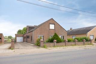 <strong>Open bebouwing met ruime tuin en uitzicht op groen</strong><br /><br />In de Molenstraat te Overmere bevindt zich deze solide open bebouwing op een mooi perceel van maar liefst 1.174 m². De woning werd gebouwd in 1970 en biedt dankzij haar ruime volumes en praktische indeling heel wat mogelijkheden voor wie op zoek is naar een renovatieproject met potentieel.<br /><br />Het volledige woongedeelte bevindt zich op het gelijkvloers en omvat een ruime leefruimte, keuken, badkamer en drie volwaardige slaapkamers. Op de verdieping bevinden zich nog twee ruime polyvalente kamers, die perfect kunnen worden ingericht als extra slaapkamers, hobbyruimte, bureau of speelkamer.<br /><br />Buiten geniet u van een ruime oprit, een dubbele garage en een praktische buitenberging. De uitgestrekte, zuidoostgerichte tuin vormt zonder twijfel één van de grootste troeven van deze eigendom. Achteraan geniet u van een prachtig uitzicht op de omliggende natuur, wat zorgt voor een gevoel van rust en ruimte.<br /><br />Troeven
<ul>
<li>Open bebouwing op perceel van 1.174 m²</li>
<li>Drie slaapkamers op het gelijkvloers</li>
<li>Twee polyvalente ruimtes op de verdieping</li>
<li>Dubbele garage van 50 m²</li>
<li>Ruime buitenberging</li>
<li>Zuidoostgerichte tuin met uitzicht op natuurgebied</li>
<li>Rustige ligging met vlotte verbinding naar het centrum van Overmere en belangrijke invalswegen</li>
</ul>
<br />Bent u op zoek naar een woning die u volledig naar eigen smaak kunt renoveren, op een ruim perceel en in een groene omgeving? Dan is deze eigendom zeker een bezoek waard.<br />Voor meer informatie of een bezoek kunt u contact opnemen met Berno Vastgoed via peggy@berno.be of 0478/37.00.82