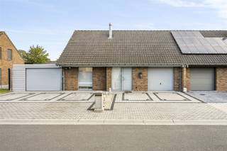 Aan de rand van het centrum treffen we deze instapklare, ruime woning. De halfopen bebouwing anno 1995 heeft een perceeloppervlakte van 520m²...