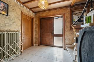 Hooglede- Opbrengsteigendom van 3 verhuurde sterk gebouwde woningen met 3 slaapkamers in het centrum van Hooglede gelgen. Deels al...