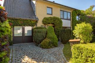 Solide driegevelwoning met veel potentieel in een rustige buurt in Grimbergen, gebouwd in 1973 op een westgericht perceel van 4a80ca met namiddagzon in de tuin.<br />De woning bestaat uit: een inkomhall met aparte wc en vestiaire, een leefruimte (27m²) met open haard en aansluitend terras en tuin, een eetkamer (11m²) met bijhorend een ingerichte keuken (13m²), en een berging/wasplaats met toegang tot een kleine kelder. De ruime garage (24m²) biedt plaats voor 1 wagen en extra bergruimte.<br />Op de eerste verdieping vindt u de nachthall, vier slaapkamers (16m², 13m², 13m² en 7m²) en een badkamer met ligbad, wc en lavabo.<br />De woning beschikt over dubbele beglazing (alu) en een condenserende gasketel. EPC: E. Een woning met een stevige structuur en veel ruimte, klaar om naar eigen smaak in te richten!
