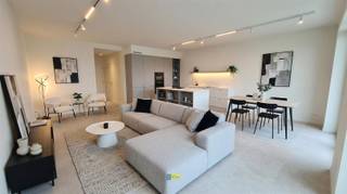 <p><span>Prachtig nieuwbouw appartement op de vijfde verdieping aan het Lobroekplein!</span></p><p><span>Je wordt de eerste bewoner van een spiksplinternieuw appartement met zicht op de oostrand van Antwerpen.</span></p><p><span>We komen het appartement binnen via een ruime inkomhal met plek voor een vestiairekast. Vervolgens komen we in de ruime, betegelde leefruimte met open, geïnstalleerde keuken. Deze is voorzien van koelkast, diepvries, vaatwasser en oven. Een oost georiënteerd terras van 12m² geeft rust, licht en zicht en extra ruimtegevoel binnen.</span></p><p><span>Vervolgens is er een betegelde badkamer met inloopdouche en lavabomeubel. In de hal is er vervolgens een apart toilet en bergruimte. De twee slaapkamers liggen aan de rustige achterzijde van het gebouw.</span></p><p><span>Twee kelder bergingen zijn inbegrepen.</span></p><p><span>EPC in aanvraag.</span></p>